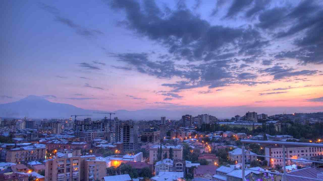 Yerevan con sullo sfondo il monte Ararat