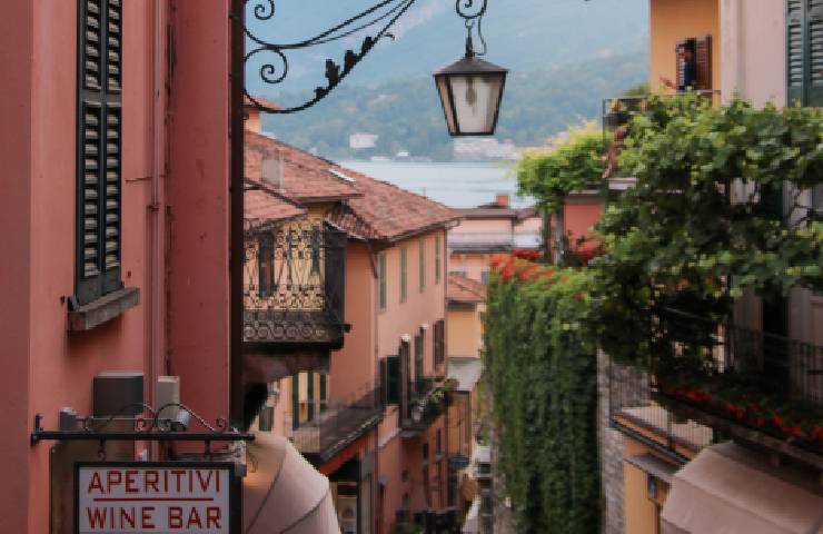 Scorcio di città sul lago