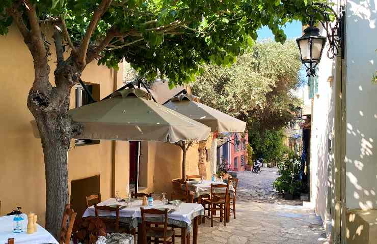 Atene vicolo con tavolini