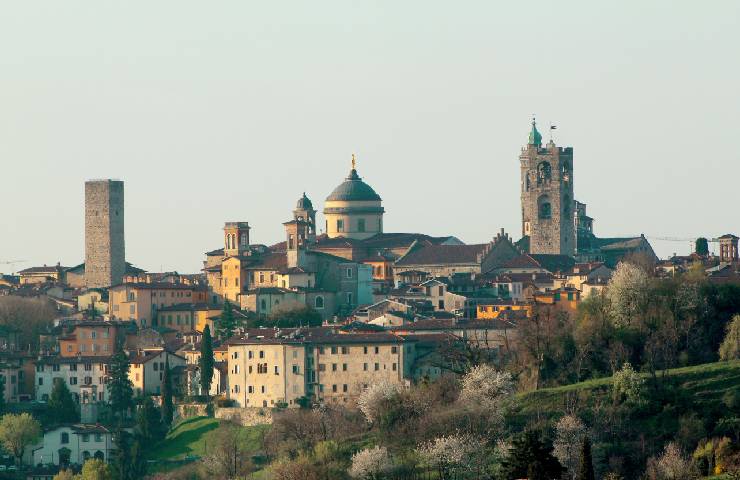 Veduta di Bergamo alta da lontano