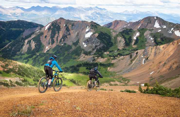 Due bikers in montagna