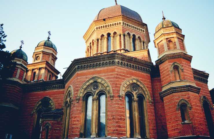 Vista laterale su uno scorcio della Chiesa del Santo Ilie di Craiova in Romania