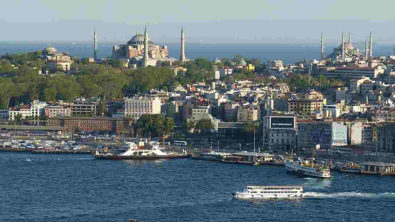 Istanbul con vista sul fiume Bosforo e sull'Hagia Sofia