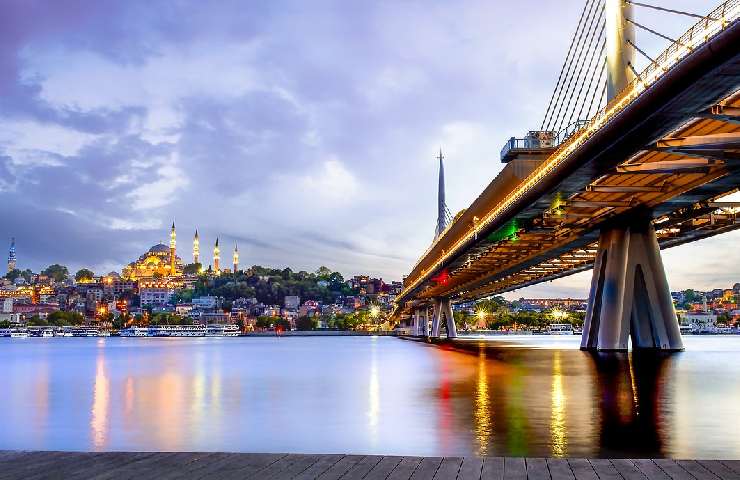 Il fiume Bosforo a Istanbul con la Hagia Sofia sullo sfondo