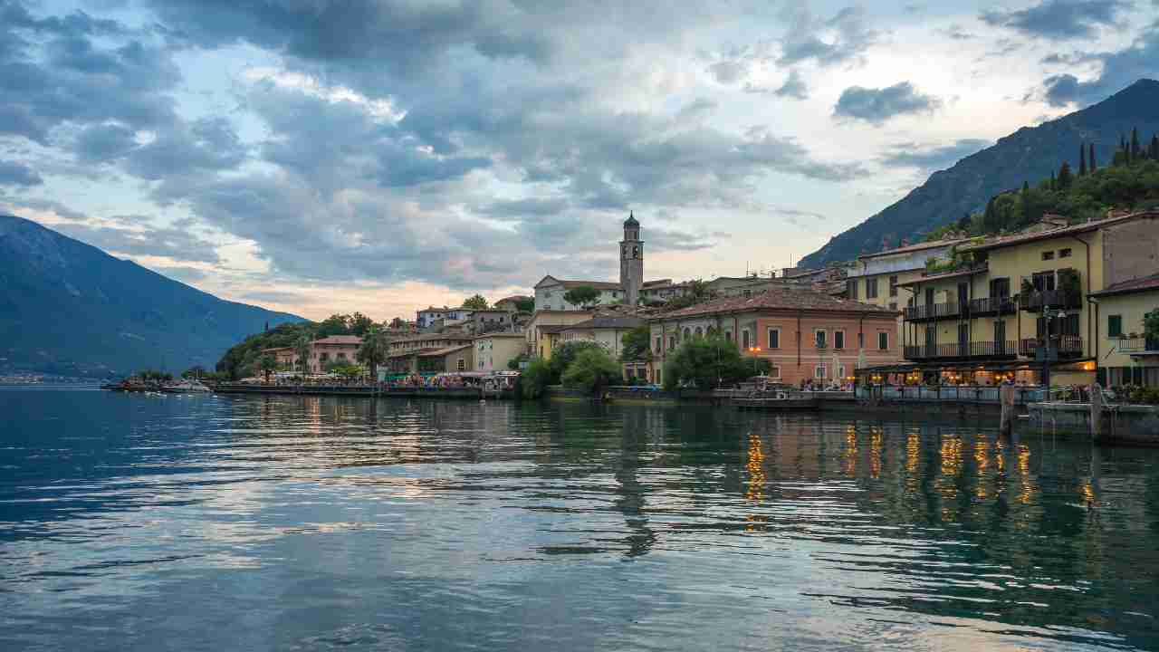 Una città del Lago di Garda vista dall'acqua