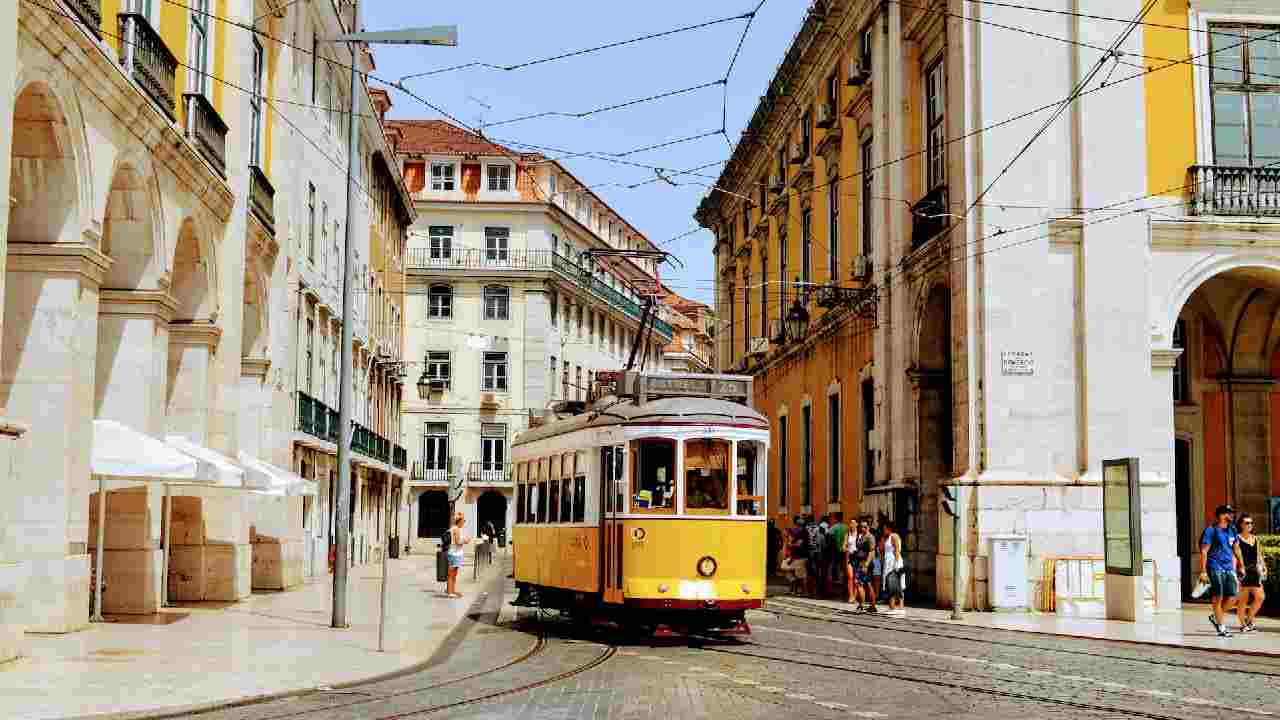 Tram giallo per le vie di Lisbona