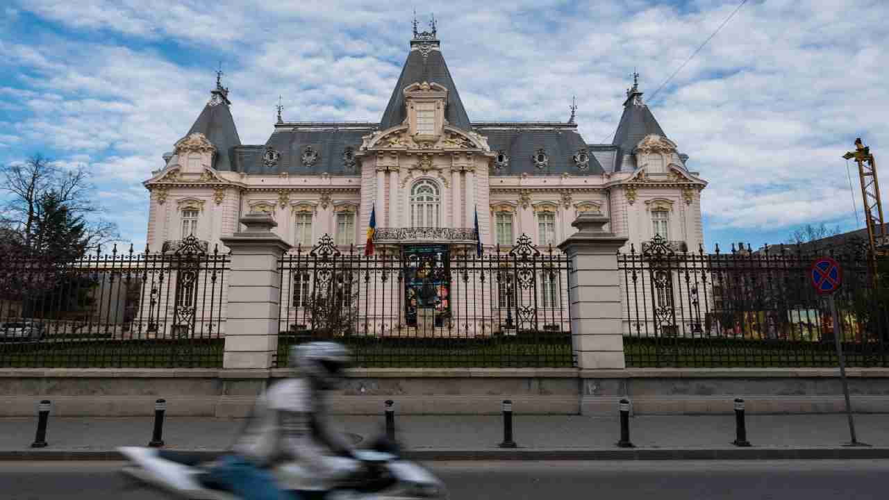 Vista frontale sul Museo d'Arte di Craiova in Romania