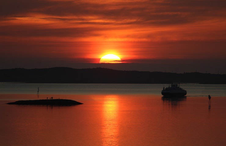 Vista sul mare al tramonto in Norvegia