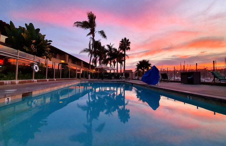 Primo piano di una piscina di un resort al tramonto