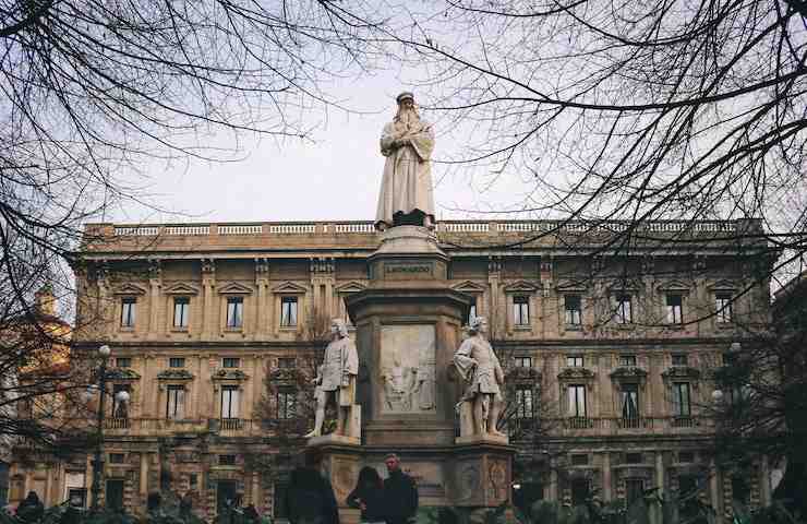 Statua di Leonardo da Vinci in una piazza