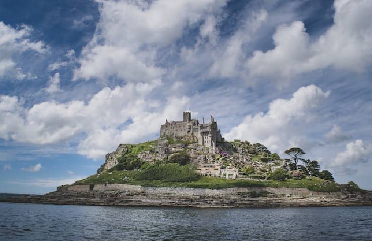 Vista da lontano dell'isola di St Michael's Mount