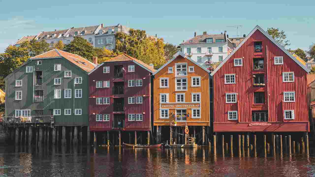 Vista frontale sulle colorate palafitte di Trondheim in Norvegia