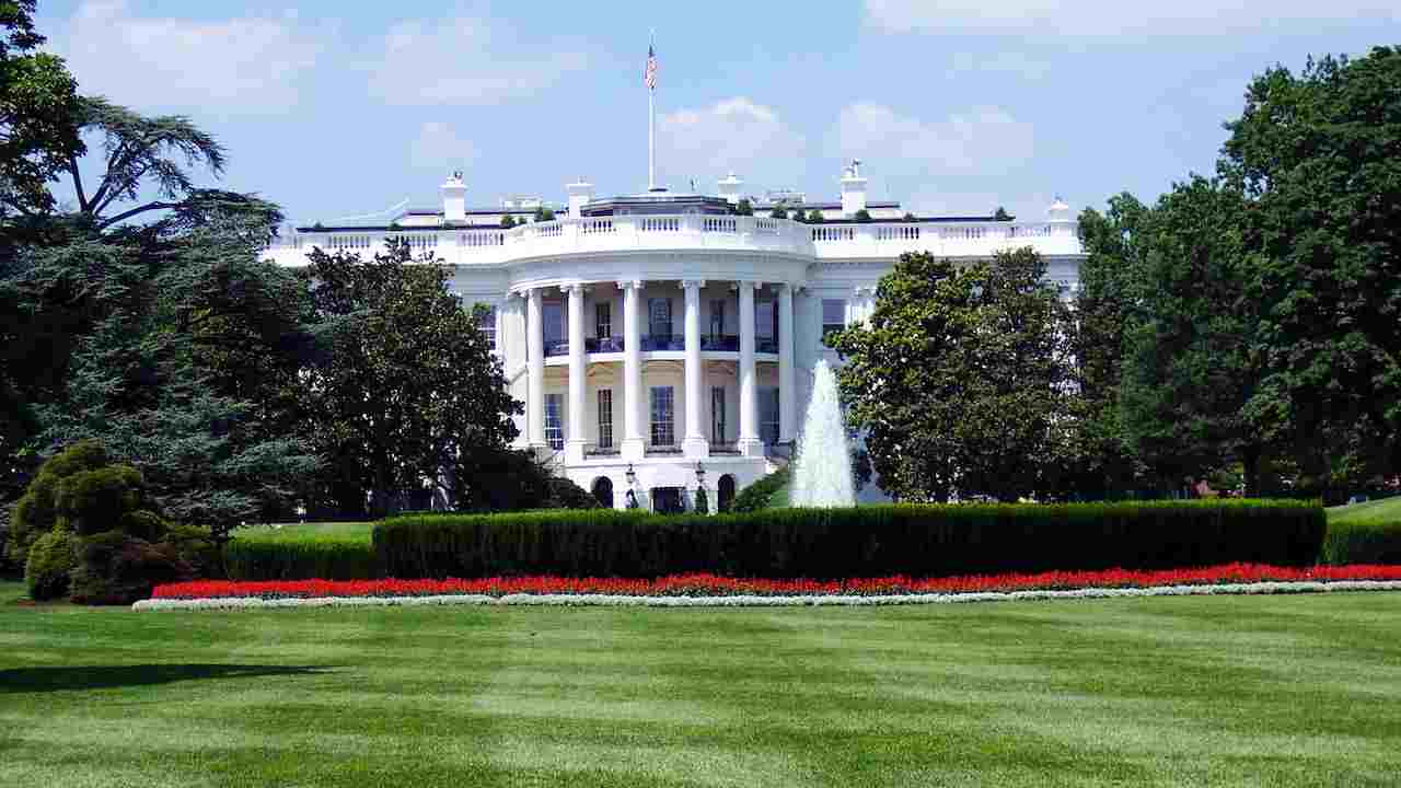 Vista frontale sulla Casa Bianca a Washington DC