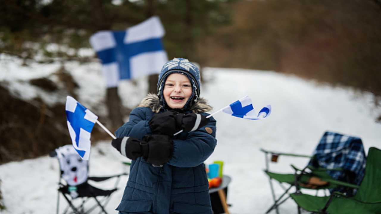 Bambina felice in Finlandia