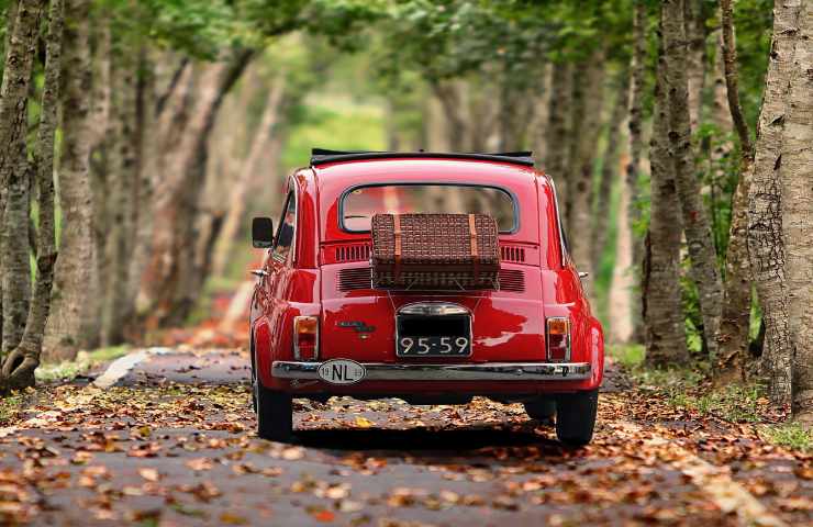 Vecchia Fiat 500 rossa su una strada di campagna