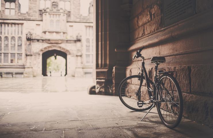 Bicicletta parcheggiata vicina a un muro in una città