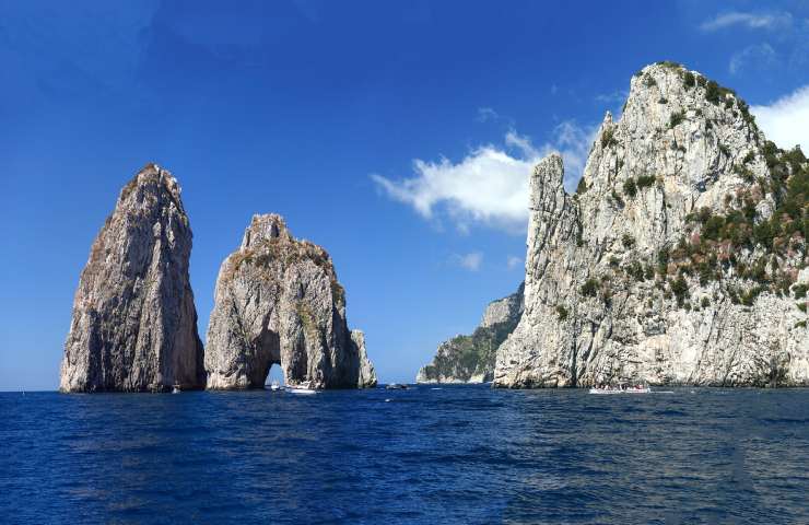 Vista frontale sui faraglioni di Capri