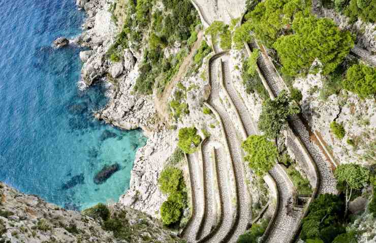 Vista dall'alto di via Krupp a Capri