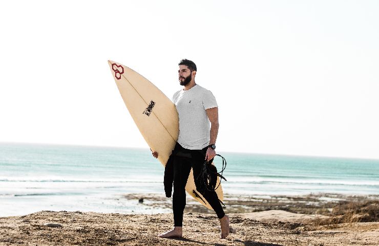 Un ragazzo con la tavola da surf