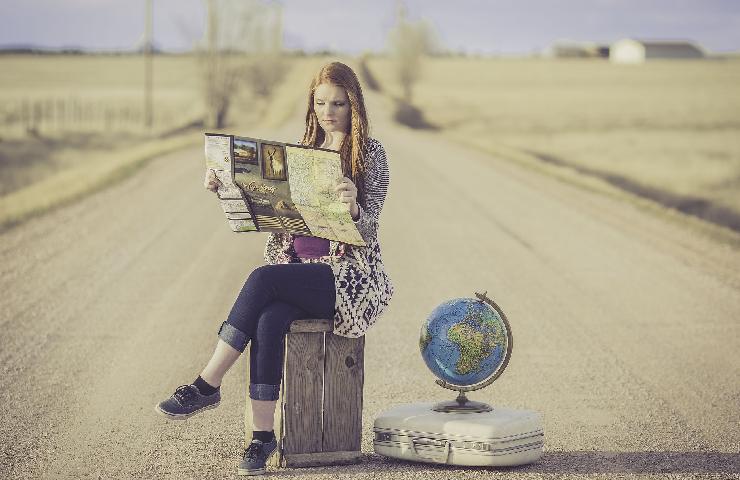 Una ragazza guarda una mappa del territorio