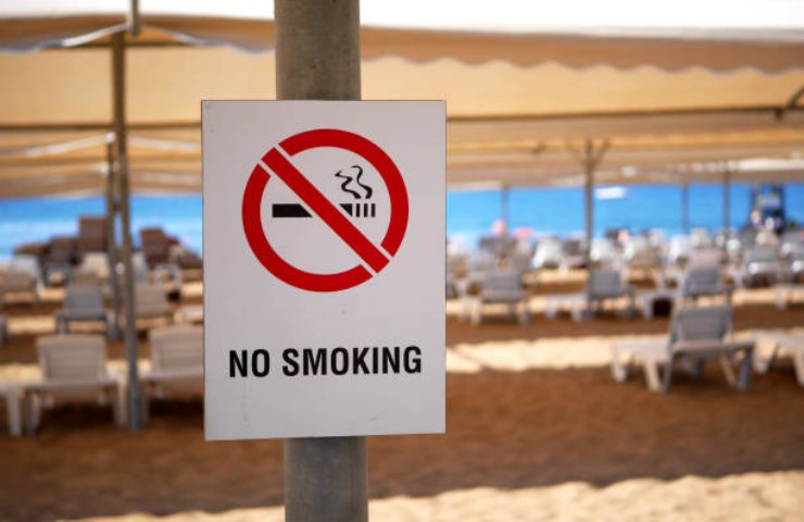 Cartello divieto di fumo in spiaggia