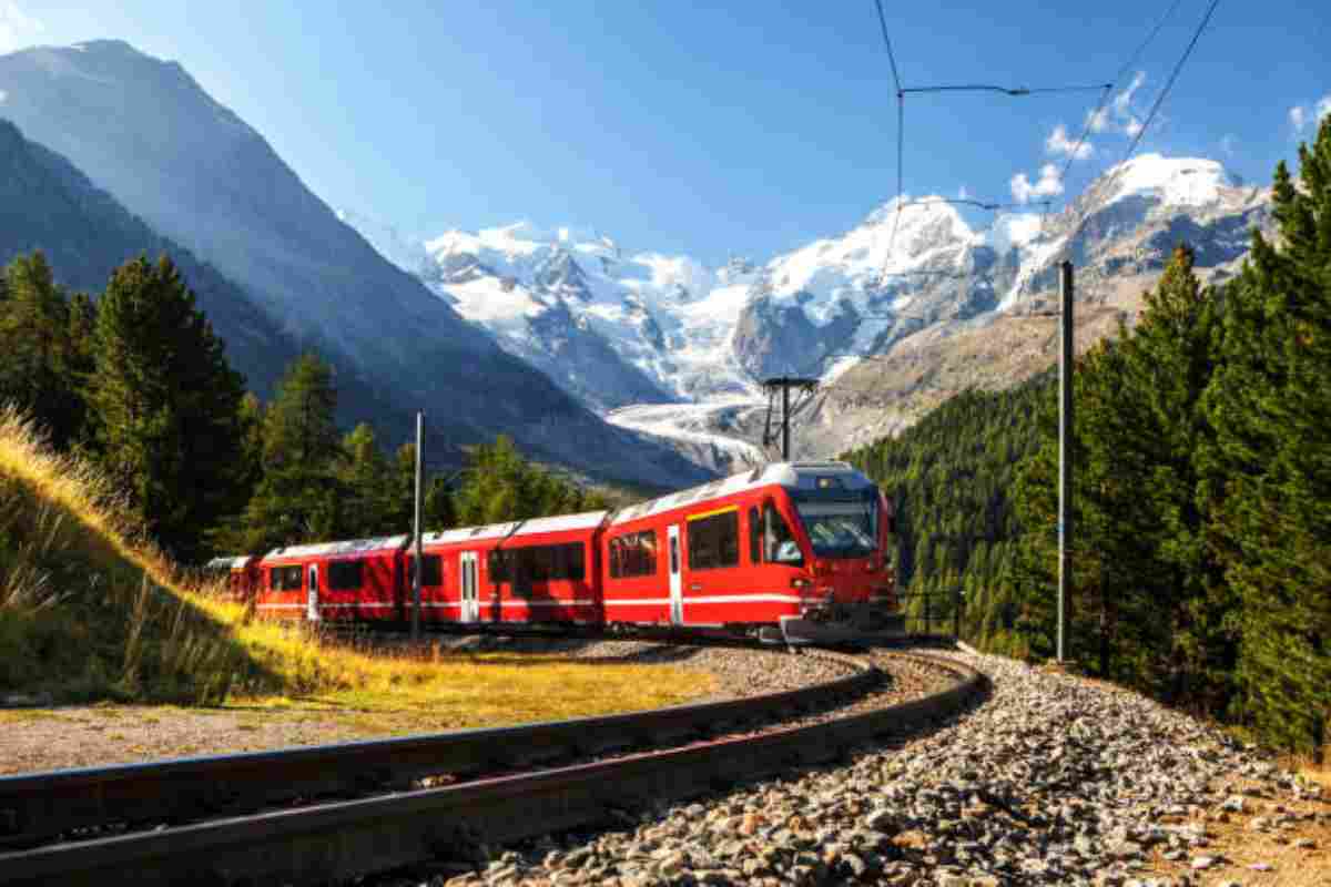 Treno sulle Alpi svizzere