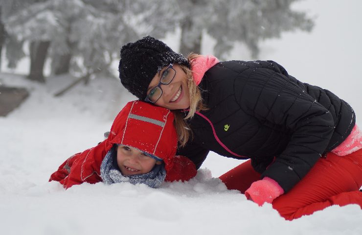 Una mamma e il suo bambino sulla neve