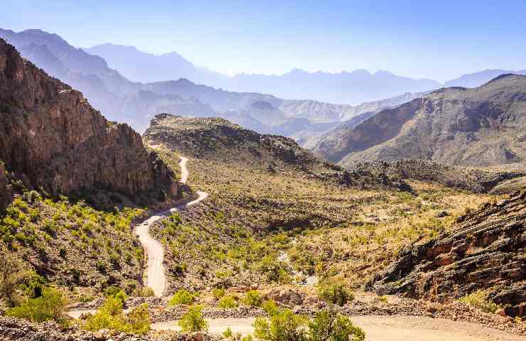 Strada all'interno dei Monti Hajar, in Oman