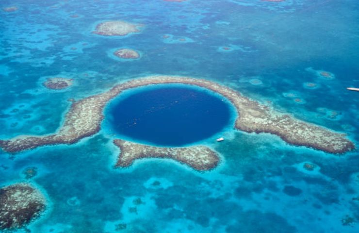 Foto aerea del The Great Hole, Belize, Caraibi