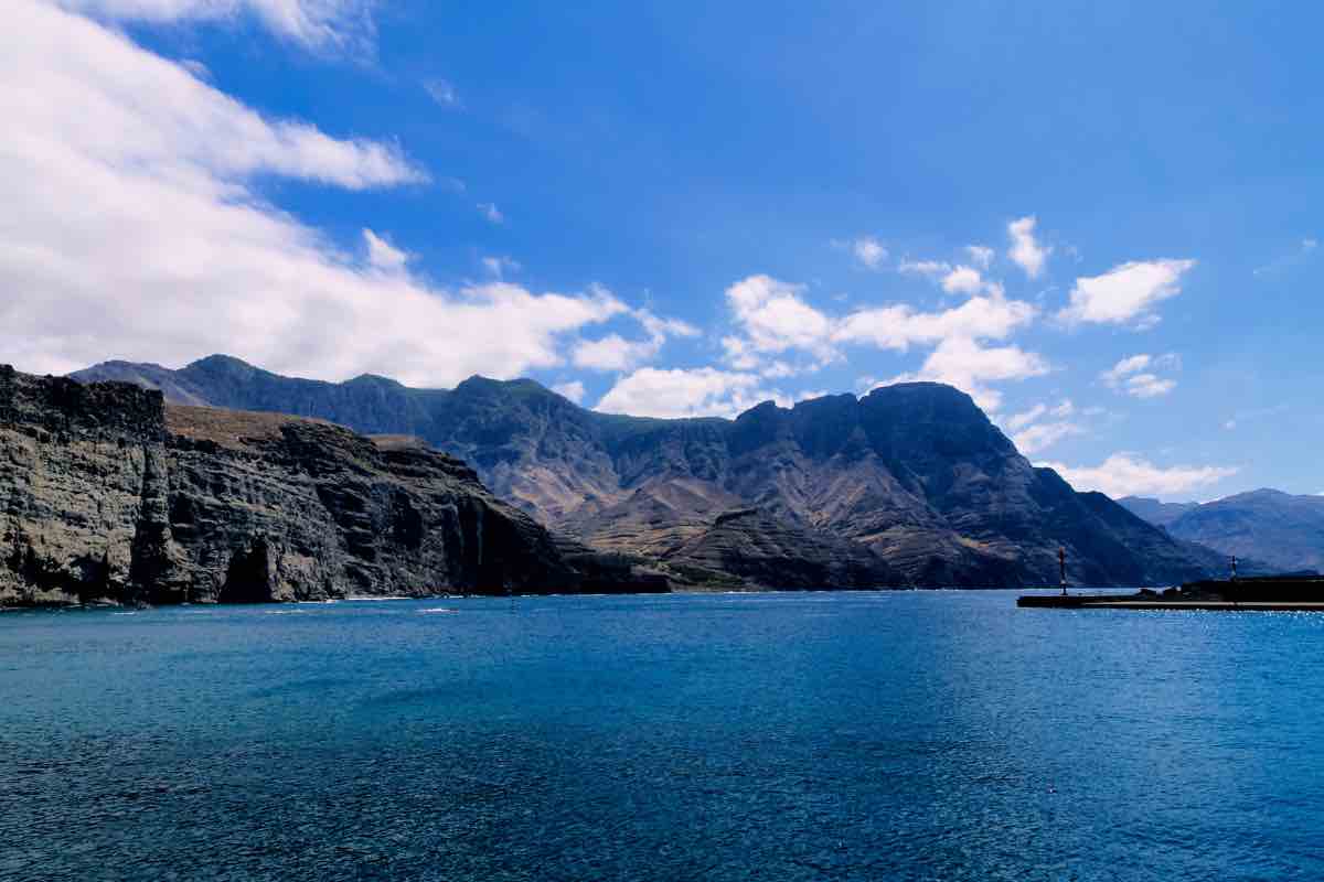 Uno specchio d'acqua con dietro le montagne alle Canarie