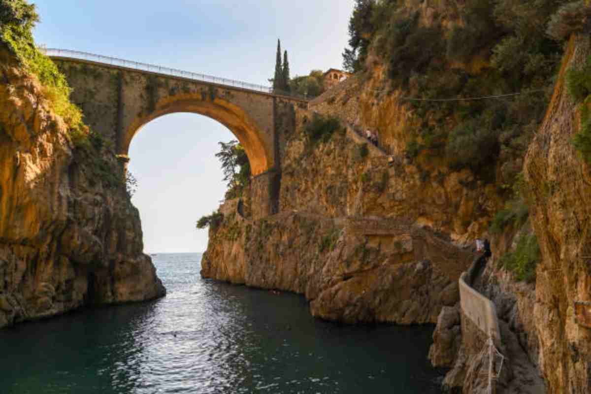 Vista dalla spiaggia del fiordo di Furore in Campania