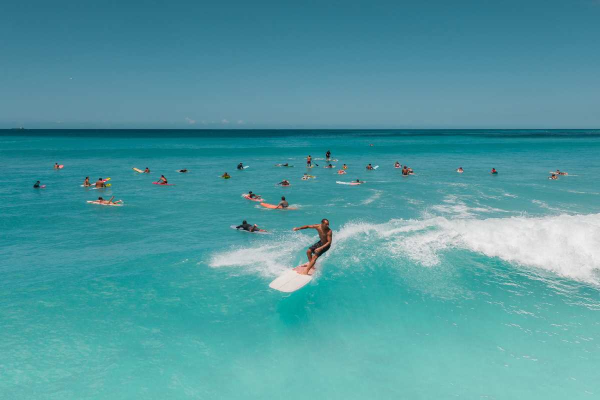 Surf nell'oceano che bagna Honolulu tra le principali attrazioni della capitale delle Hawaii