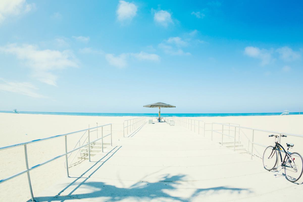 Spiaggia di Venice Beach con ombrellone al centro