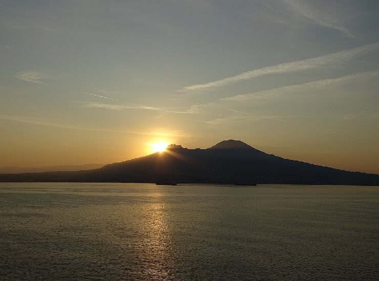 Vista del Vesuvio all'alba