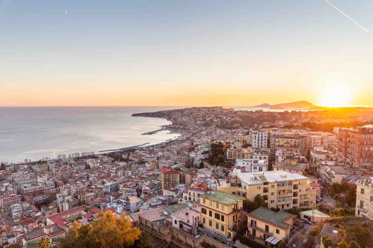 Vista panoramica di Napoli verso il mare