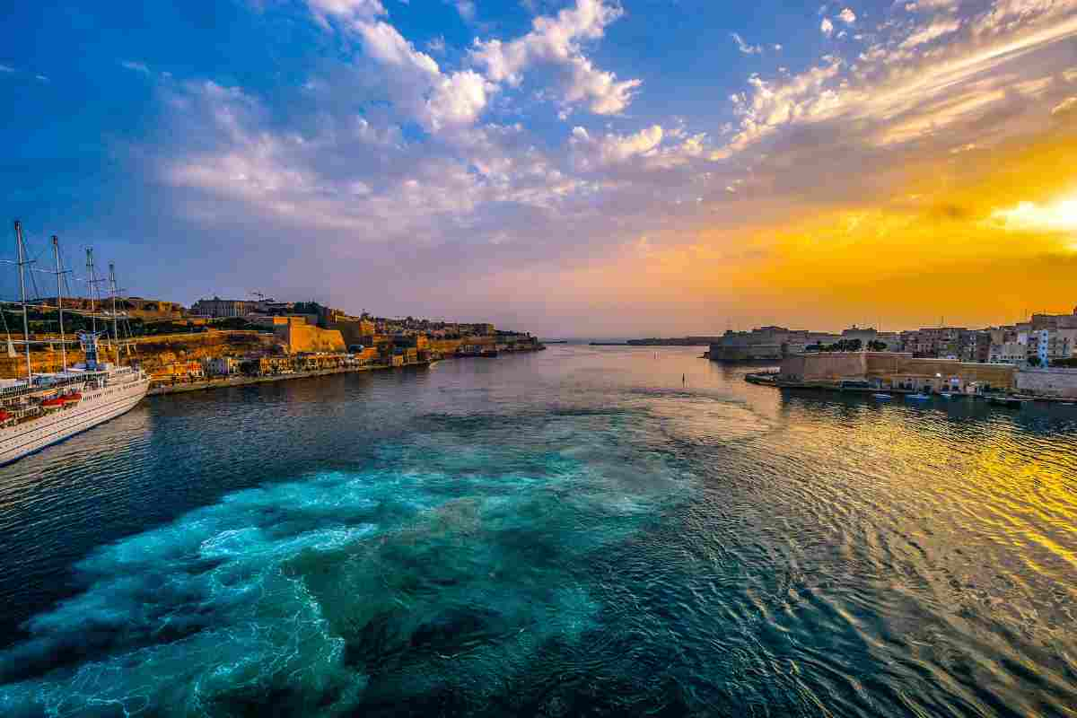 Tramonto suggestivo su una delle coste del mediterraneo