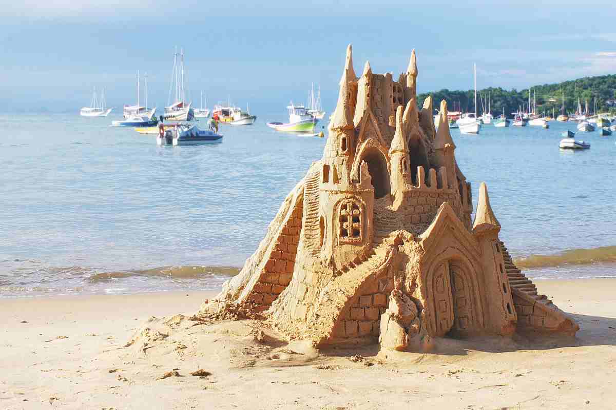 Castello di sabbia fatto in spiaggia al mare