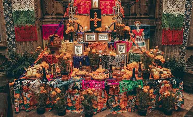 un altare con fiori e tributi per il dia de los muertos