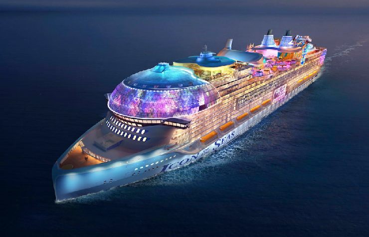 Icon of the seas di notte, una nave da crociera colorata e illuminata sul mare