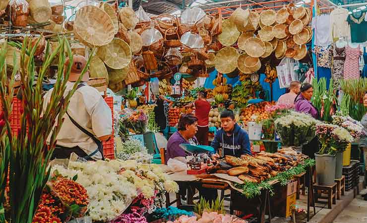 un tradizionale mercato messicano con alimenti e prodotti di artigianato