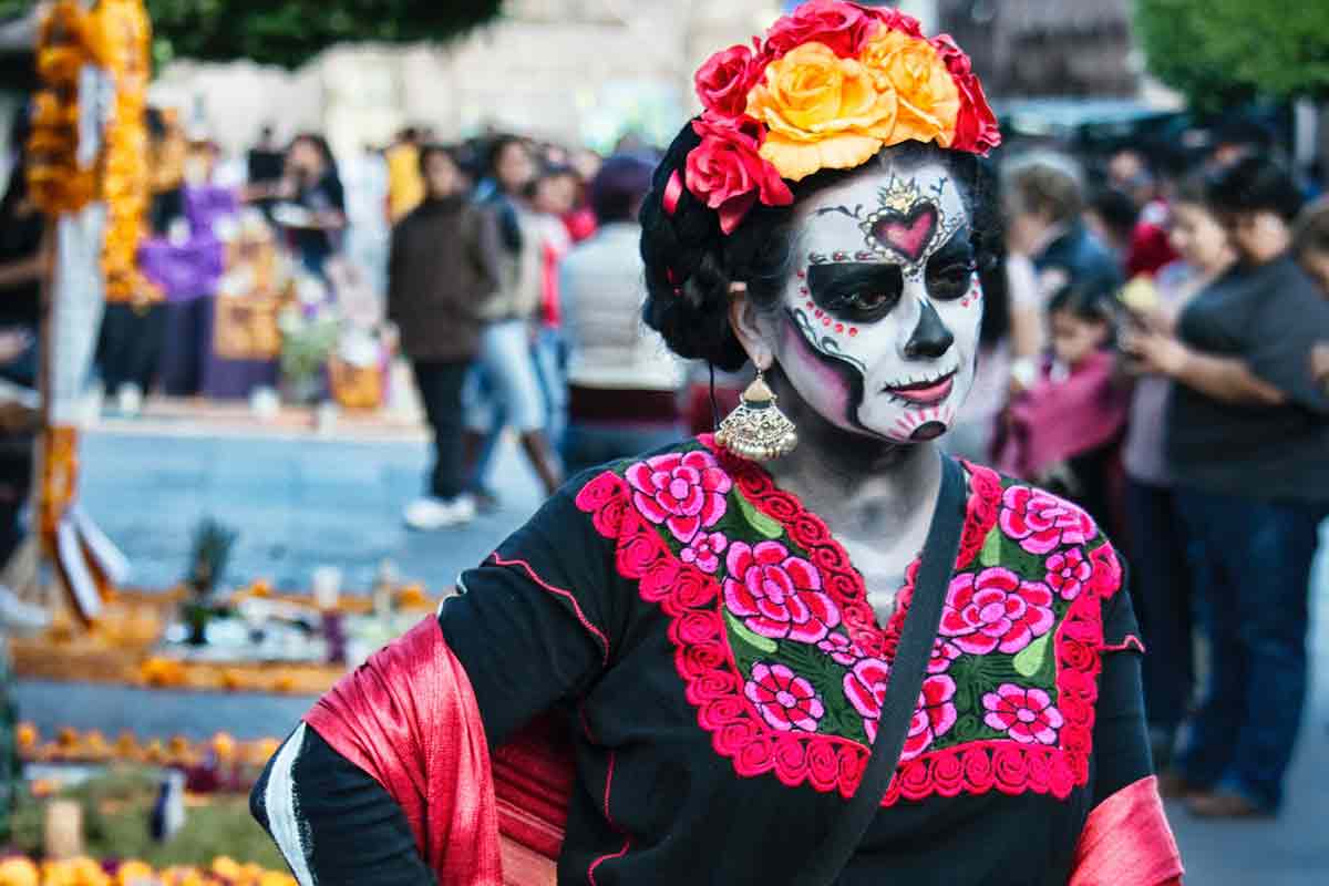 una donna truccata e vestita per il dia de los muertos