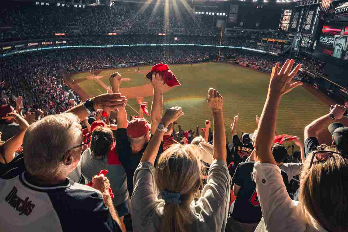 Pubblico esulta a una Partita di baseball