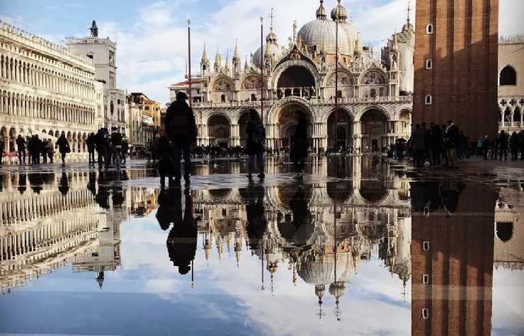 Piazza San Marco di Venezia riflessa nell'acqua del pavimento con protagonista la cattedrale