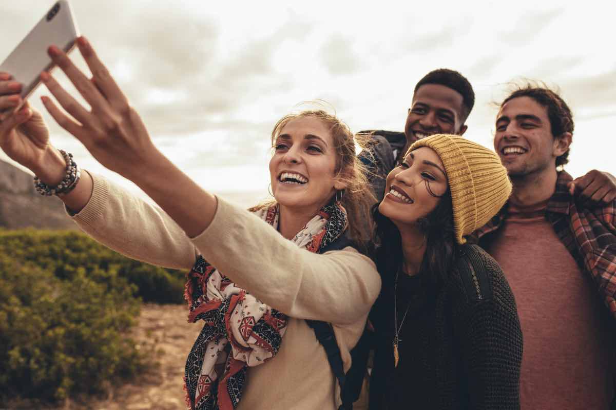 Un gruppo eterogeneo si fa un selfie