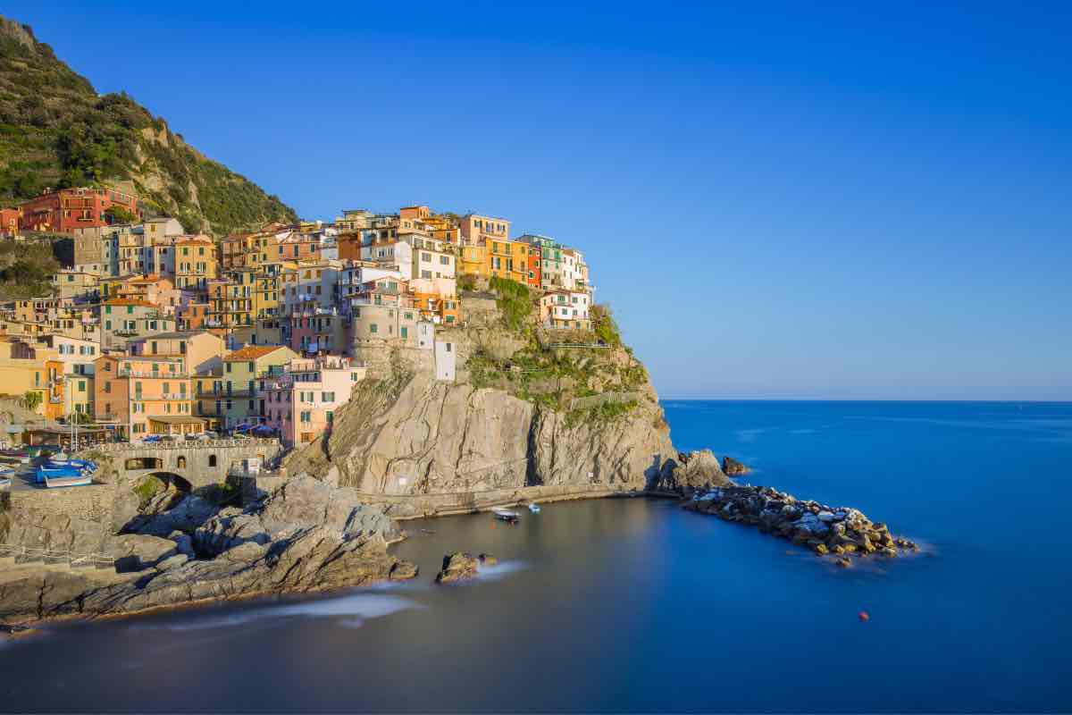 Una visuale dal mare delle Cinque Terre