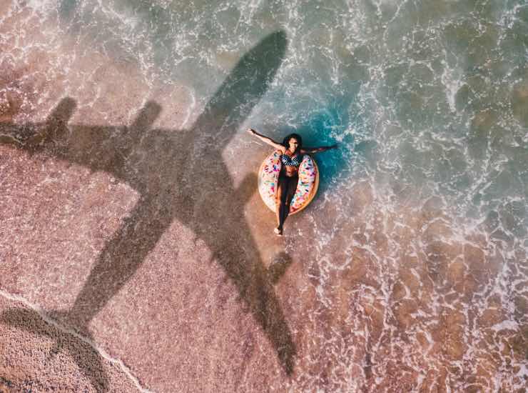 Una ragazza galleggia su una ciambella gonfiabile nel mare