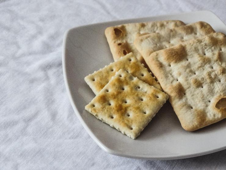 Crackers su un piatto