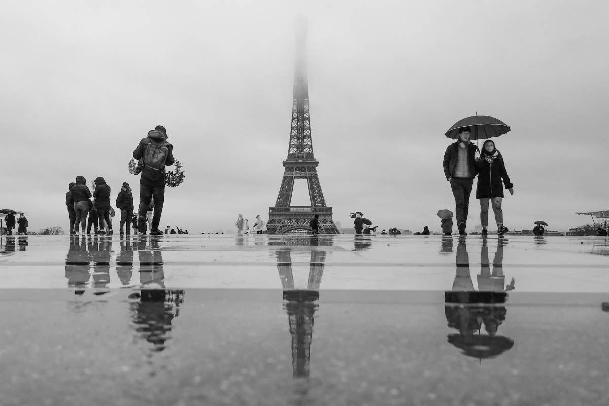 Una Torre Eiffel che sparisce nella nebbia