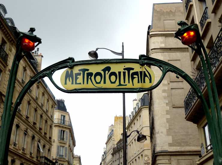 Famosissima insegna della metrò a Parigi