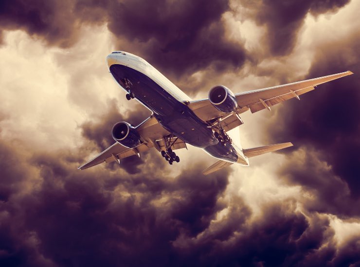 Un aereo attraversa un cielo minaccioso